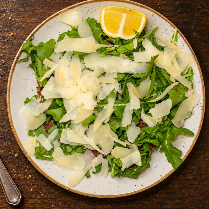 Bresaola mit Rucola und Parmesan
