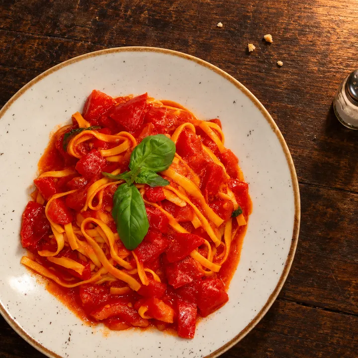 Fettuccine mit Tomaten und Basilikum