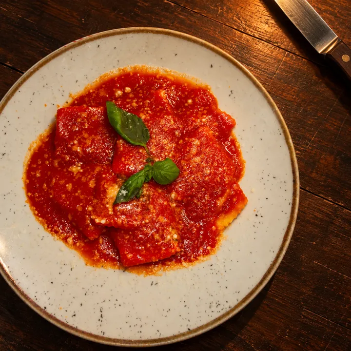 Ravioli mit Tomaten und Basilikum