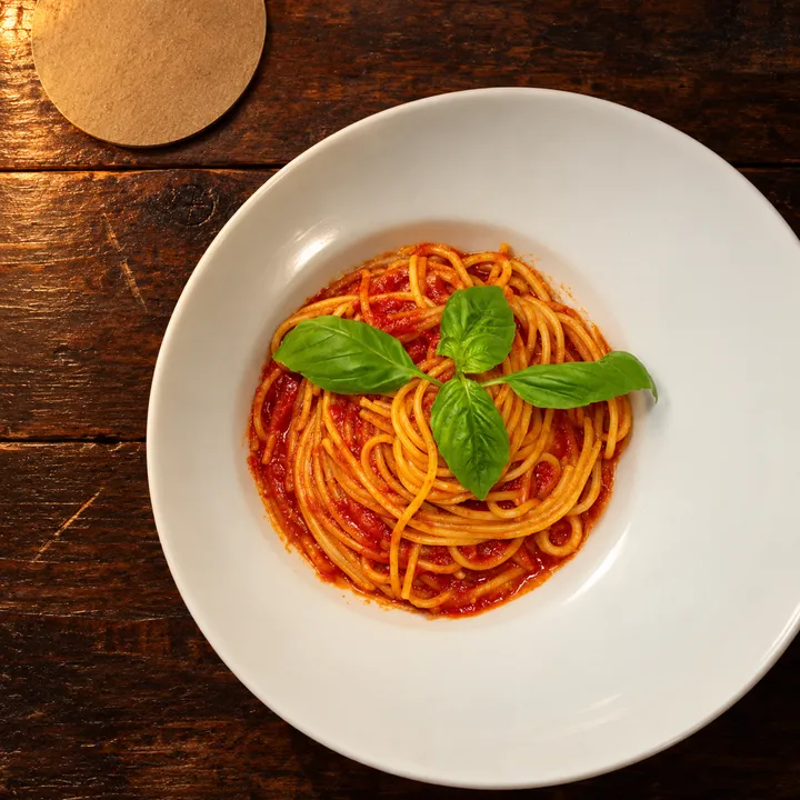Spaghetti mit frischen Tomaten und Basilikum