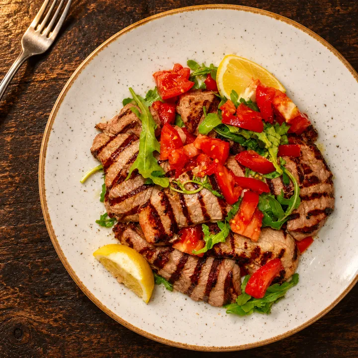 Kalbs-Tagliata mit Rucola und Tomaten