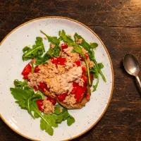 Bruschetta mit Tomaten, Thunfisch und Rucola