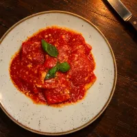 Ravioli mit Tomaten und Basilikum